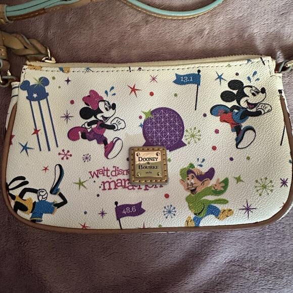 Dooney & Bourke Disney WDW Marathon 2015 Crossbody Dopey Mickey Hard To Find - Picture 2 of 9